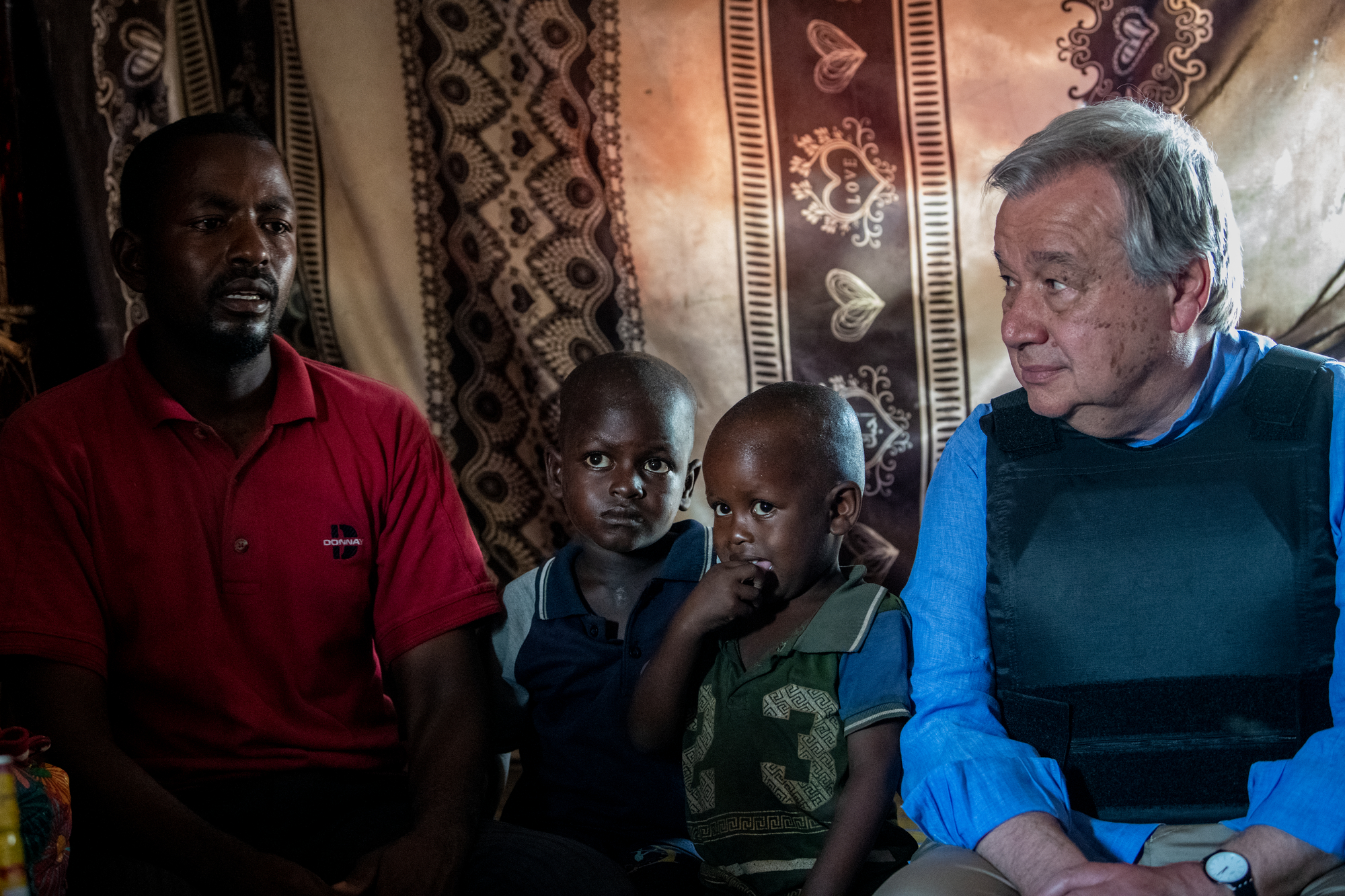 FNs generalsekretær António Guterres besøker en flyktningeleir for internt fordrevne i Baidoa, Somalia i april 2023. Foto: UN Photo/Sourav Sarker.