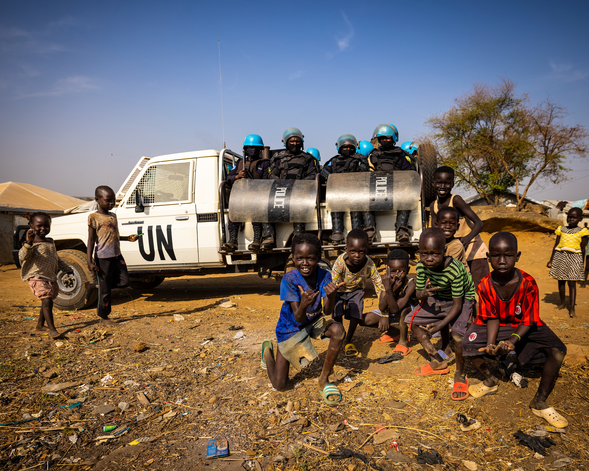 FNs styrker i Sør-Sudan (UNMISS) er ute på patruljeoppdrag i en leir for internt fordrevne i Juba, Sør Sudan. Foto: UN Photo/Gregório Cunha.