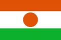 Nigers flagg: Tre like horisontale striper i oransje, hvitt og grønt med en oransje sirkel i midten.  Den oransje øverste delen symboliserer den tørre nordlige delen av landet og Sahara. Det hvite symboliserer renhet og uskyldighet, det grønne håp og den fruktbare sørlige delen samt Nigerelven. Den oransje sirkelen representerer solen og folkets offer.
