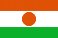 Nigers flagg: Tre like horisontale striper i oransje, hvitt og grønt med en oransje sirkel i midten.  Den oransje øverste delen symboliserer den tørre nordlige delen av landet og Sahara. Det hvite symboliserer renhet og uskyldighet, det grønne håp og den fruktbare sørlige delen samt Nigerelven. Den oransje sirkelen representerer solen og folkets offer.