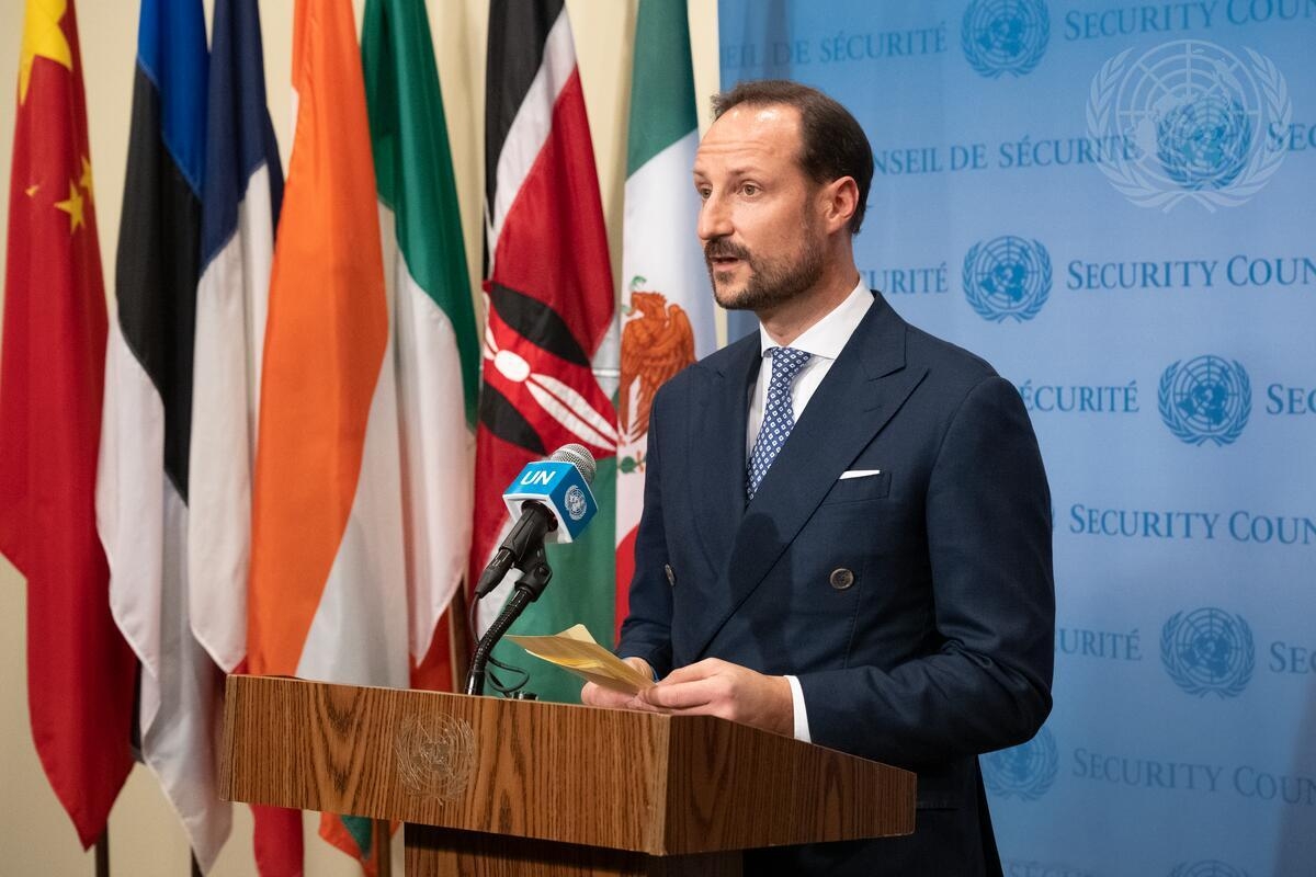 Kronprins Haakon orienterer pressekorpset i New York i forkant av Sikkerhetsrådets møte om utdanning i konflikt. Foto: UN Photo/ Evan Schneider.