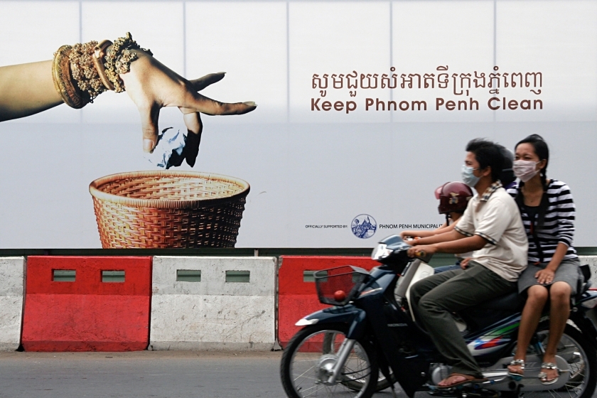 En familie kjører motorsykkel i Phnom Penh. Foto: Karen, Flickr