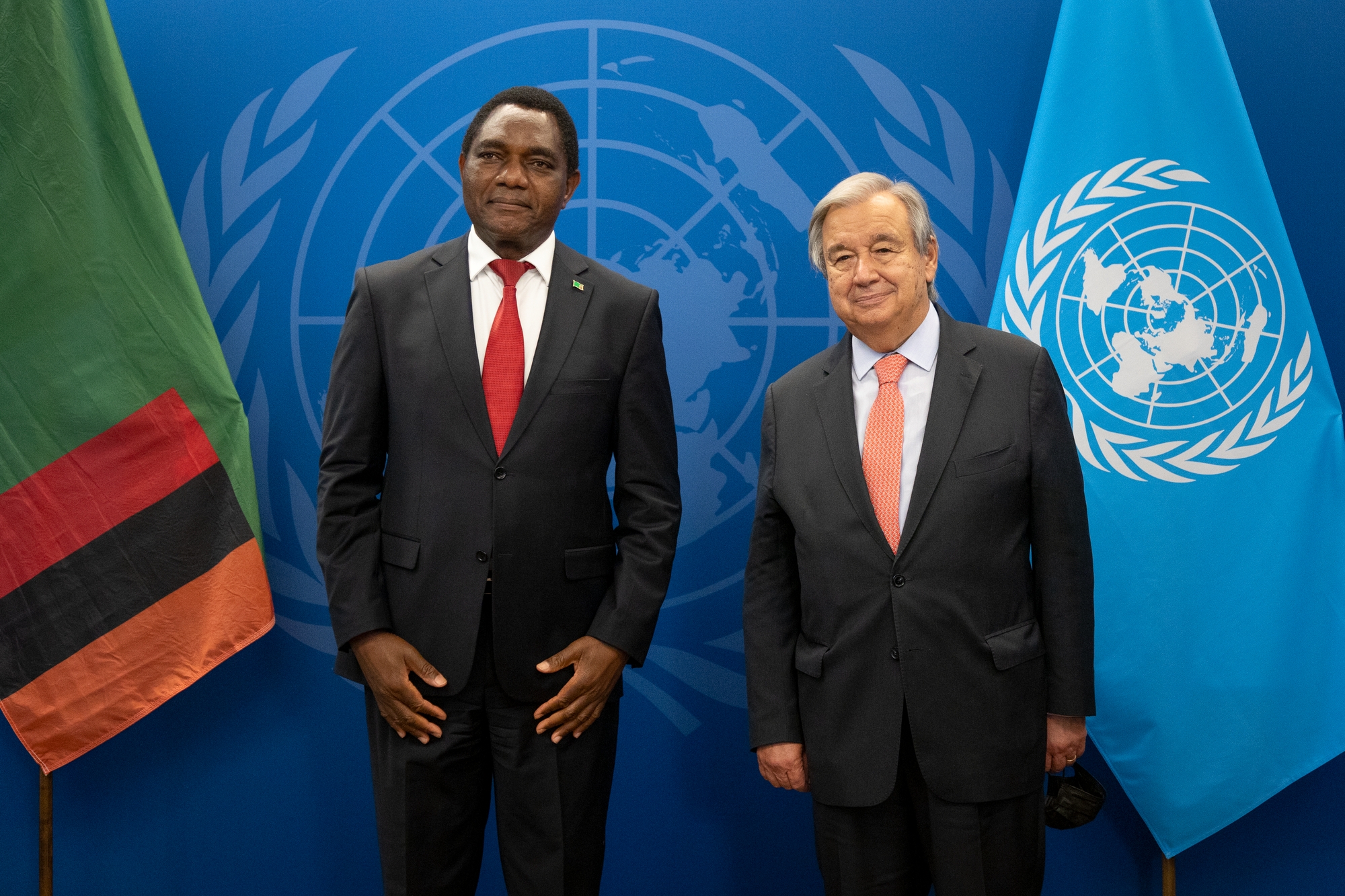 FNs generalsekretær António Guterres (til høyre) møter Hakainde Hichilema, Zambias president, under den 77. sesjonen av FNs generalforsamling i 2022. Foto: UN Photo/Ariana Lindquist.