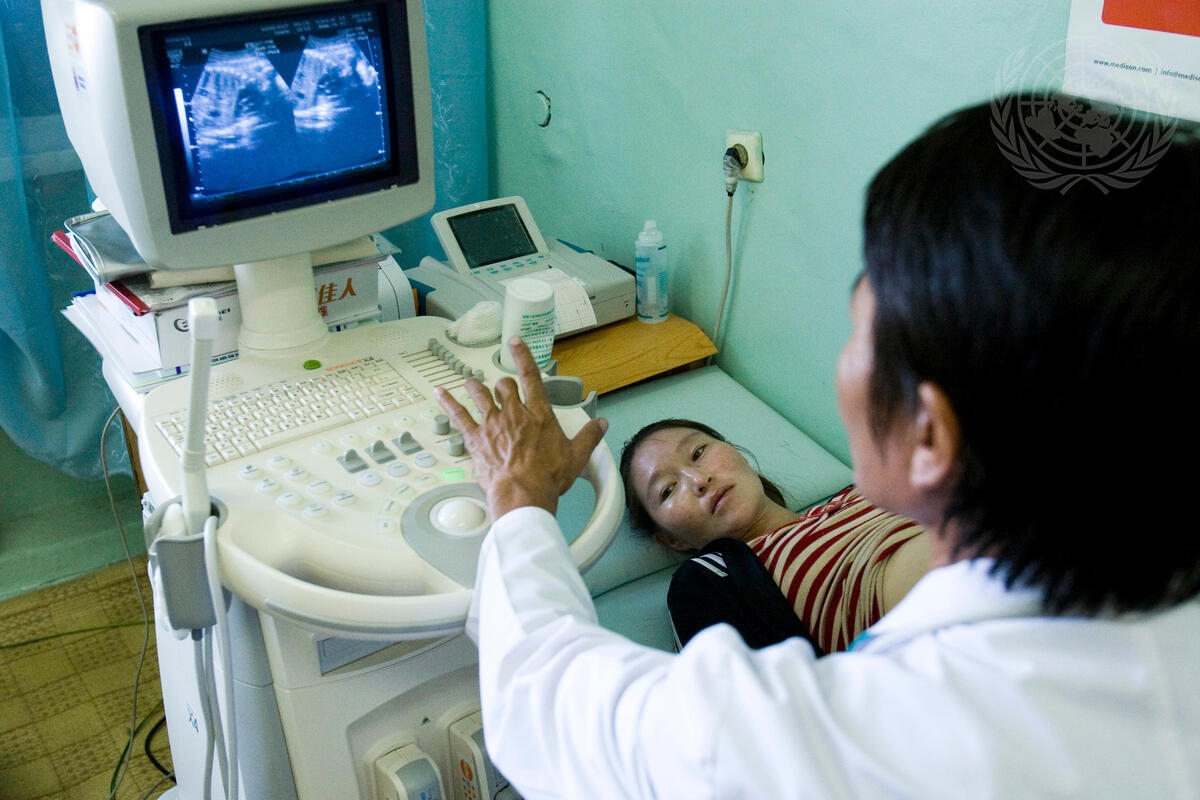 En gravid kvinne tar ultralyd i Mongolia. FN jobber tett med helsevesenet i landet for å forbedre helsetjenestene til befolkningen. Foto: UN Photo/Eskinder Debebe