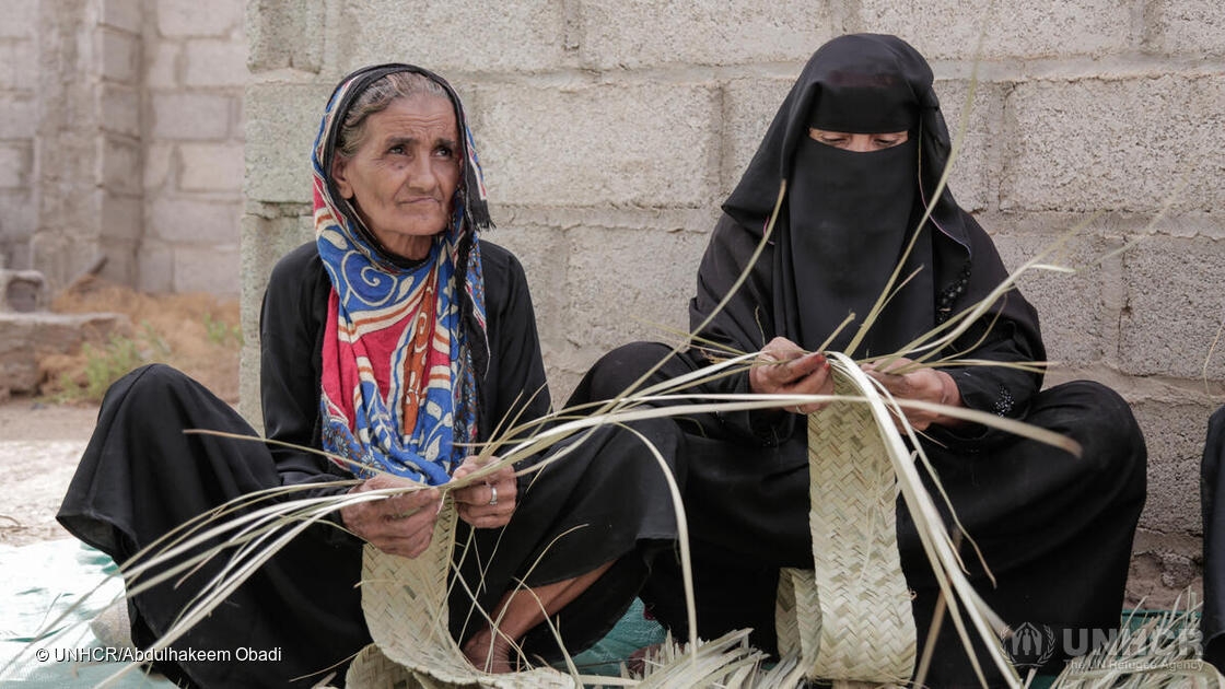 Yemenittiske flyktninger vever matter av bærekraftige materialer. FNs høykommissær for flyktninger deltar på et PRIO-møte tirsdag og skal snakke om flyktningkonvensjonen og utfordringer verden står overfor. Foto: UNHCR/Abdulhakeem Obadi