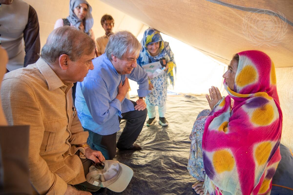 FNs generalsekretær António Guterres (i midten), besøkte nylig Pakistan for å bevitne de katastrofale ødeleggelsene av flomkatastrofen som har rammet landet. FN knytter katastrofen til klimaendringene. Foto: UN Photo/Eskinder Debebe.