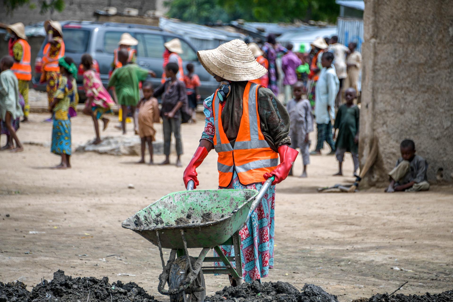 Kontantarbeid og samfunnsgjenoppbygning kan gi anstendige inntektsmuligheter for mange. Dette gjør dem mindre utsatt for å bli lokket til å slutte seg til voldelige ekstremistiske grupper. Foto: UNDP Nigeria/Rejoice Emmanuel.