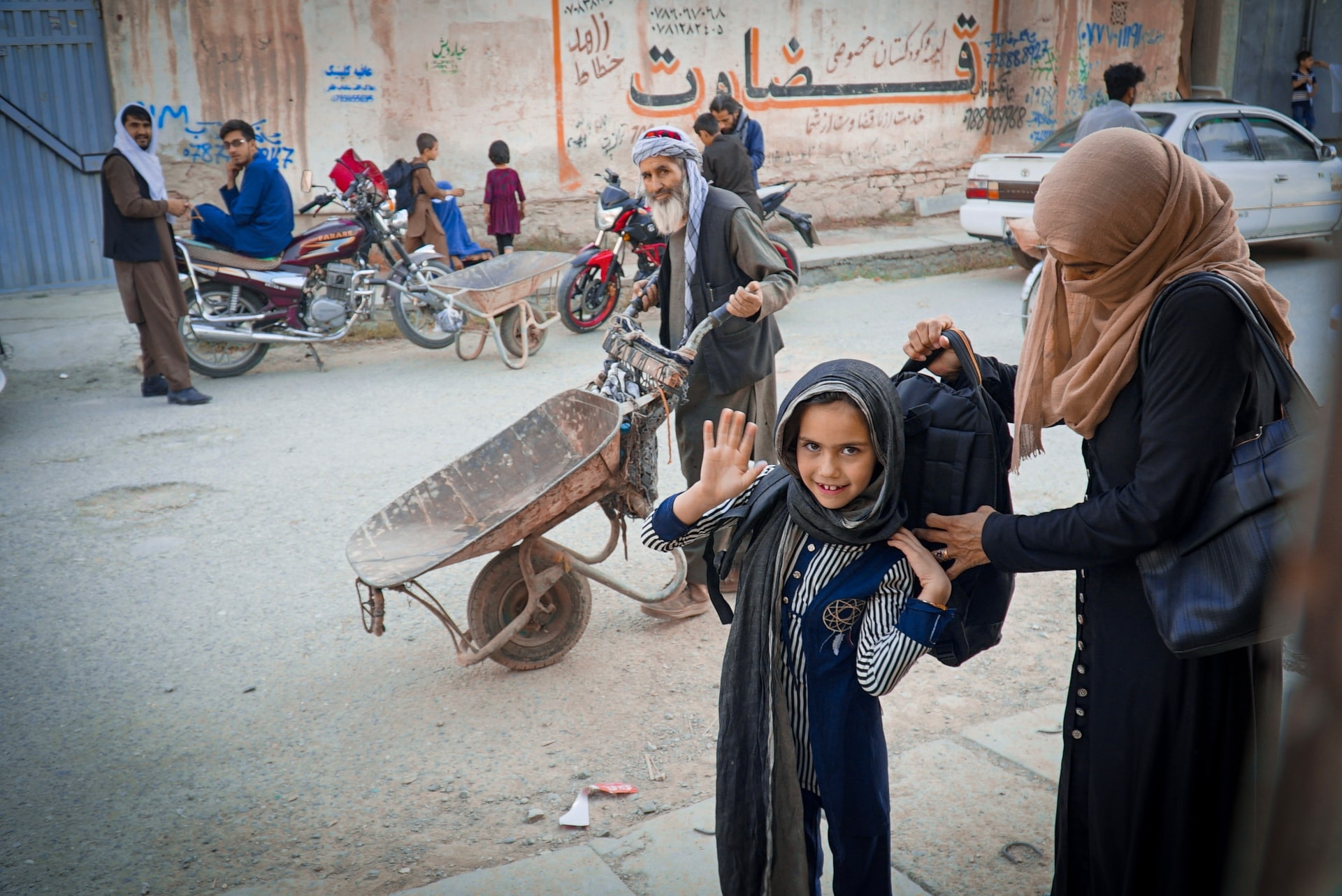 Ei jente på vei til skolen i Afghanistan i november 2021. PRIO arrangerer webinarer om situasjonen i landet denne uka. Foto: Unsplash/Wanman Uthmaniyyah