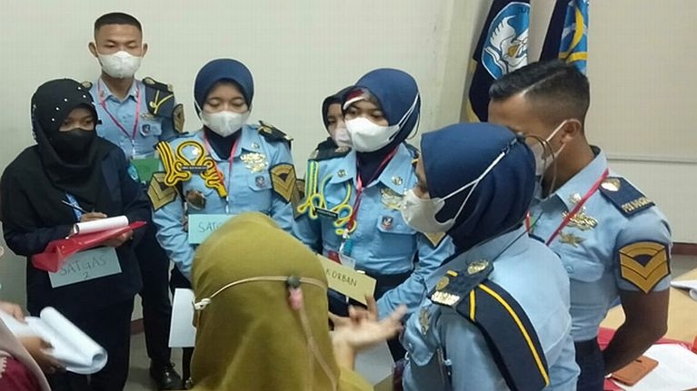 En simuleringsøvelse ved den nasjonale maritim-polytekniske høgskolen i Semarang, Sentral-Java, hjalp samarbeidet mellom politiet og polyteknikere – slik at de bedre kunne håndtere tilfeller av seksuell vold. Foto: ILO/I. Afandi.