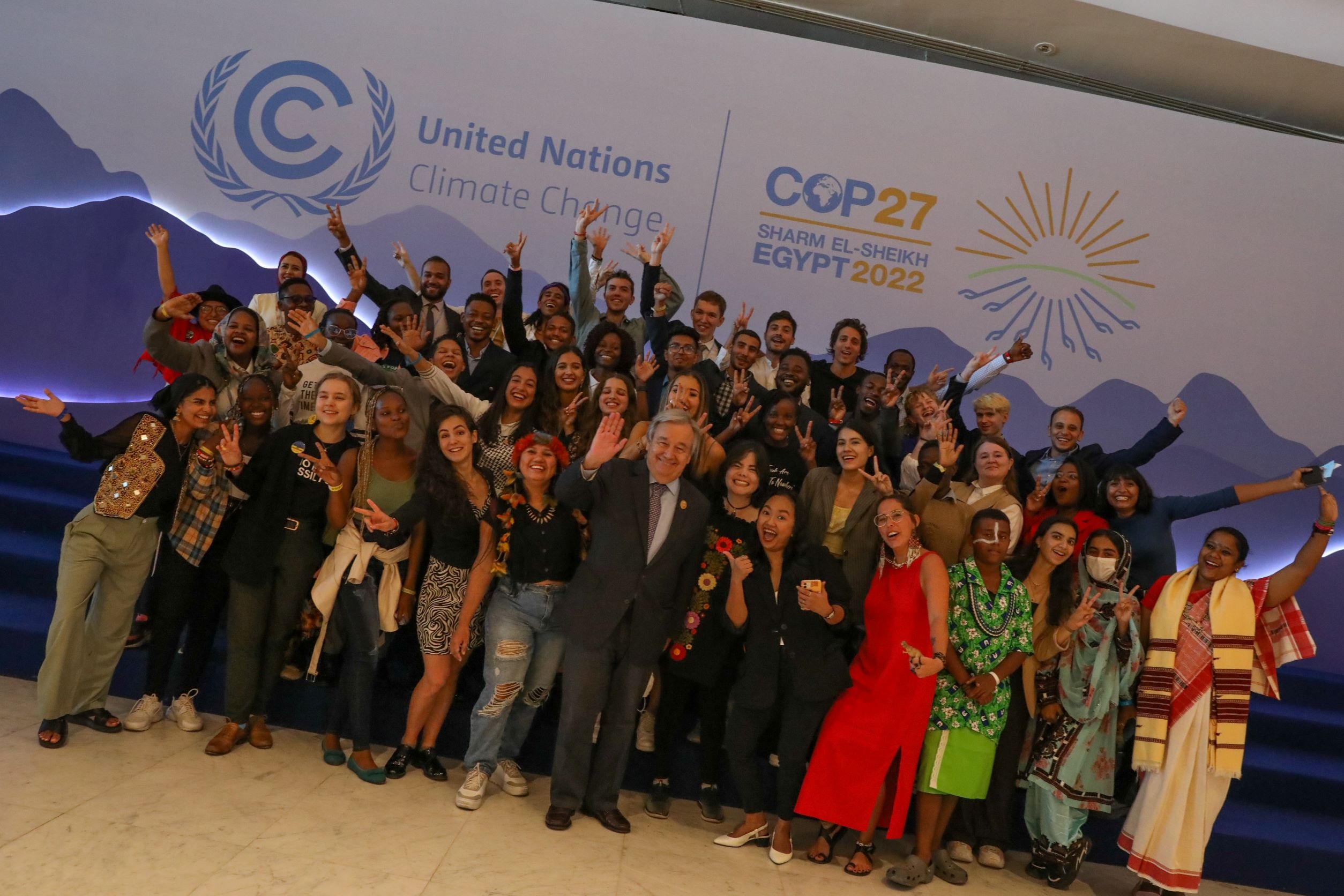 FNs generalsekretær holdt et bilateralt møte med unge delegater som deltar på COP27 9. november. Foto: UNFCCC/Kiara Worth.