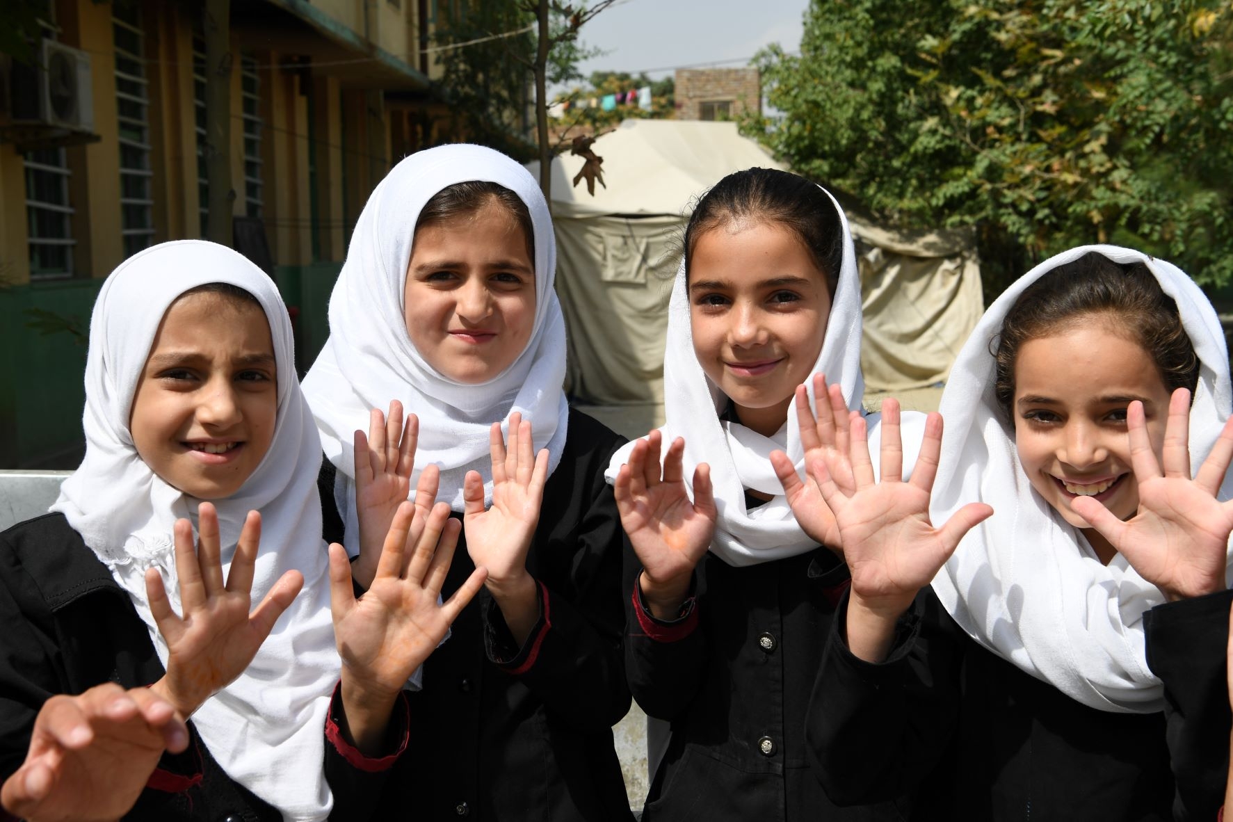 I mars økte Norge støtten til sivile i Afghanistan for å bidra til grunnleggende tjenester som utdanning og helse, særlig for jenter. FN-sambandet er bekymret for hva som kommer i statsbudsjettet 6. oktober. Disse jentene har nettopp vasket hendene på BiBi Mehro Girls High School, i Kabul, hovedstaden i Afghanistan. Foto: UNICEF/Frank Dejongh