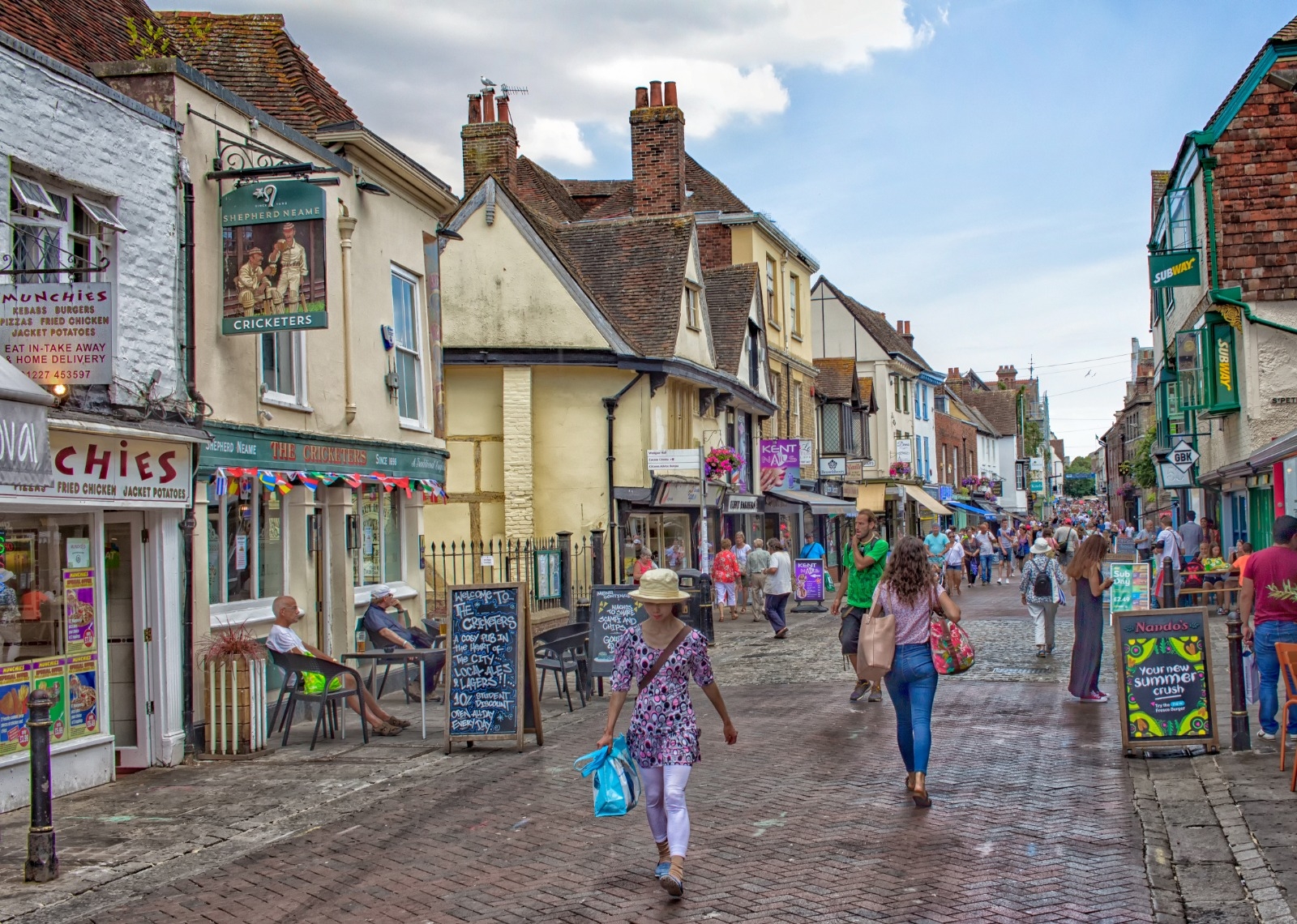 Turister i High Street i Canterbury, Storbritannia. Foto: UNESCO.