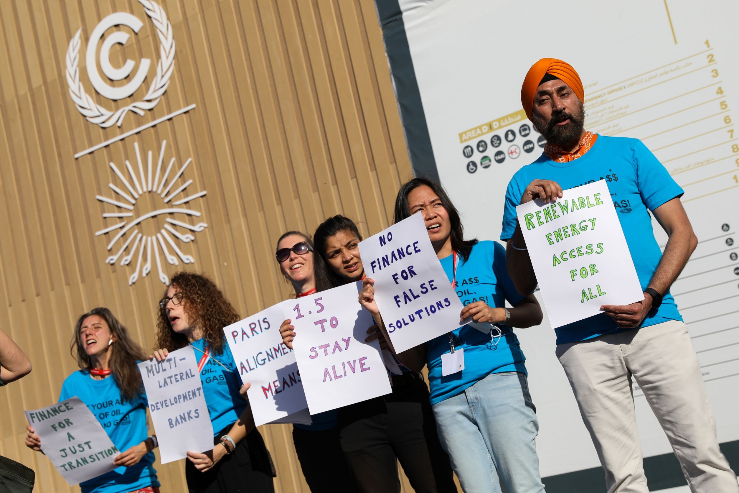 Rundt 50 aktivister, inkludert ungdomsrepresentanter og funksjonshemmede, krevde slutt på finansieringen av fossilt brensel 9. november. Foto: UNFCCC/Kiara Worth.