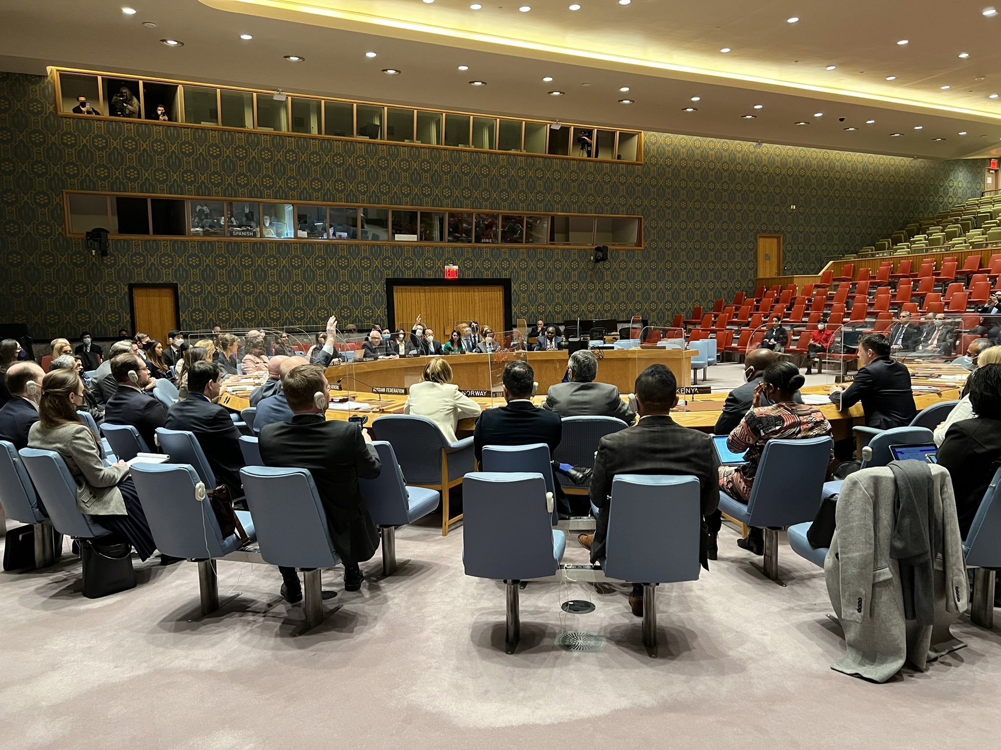TO RAKK OPP HÅNDA: Kun Russland og Kina stemte for resolusjonsforslaget om den humanitære situasjonen i Ukraina denne uken. Foto: Norges FN-delegasjon i New York