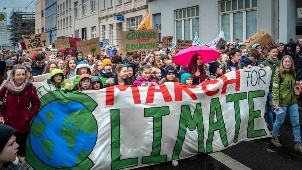 Ungdommer marsjerer for klimaet i Tyskland i 2019. Når klimatoppmøtet åpner i Glasgow, ventes tusenvis av aktivister til byen. Foto: Unsplash/ Mika Baumeister