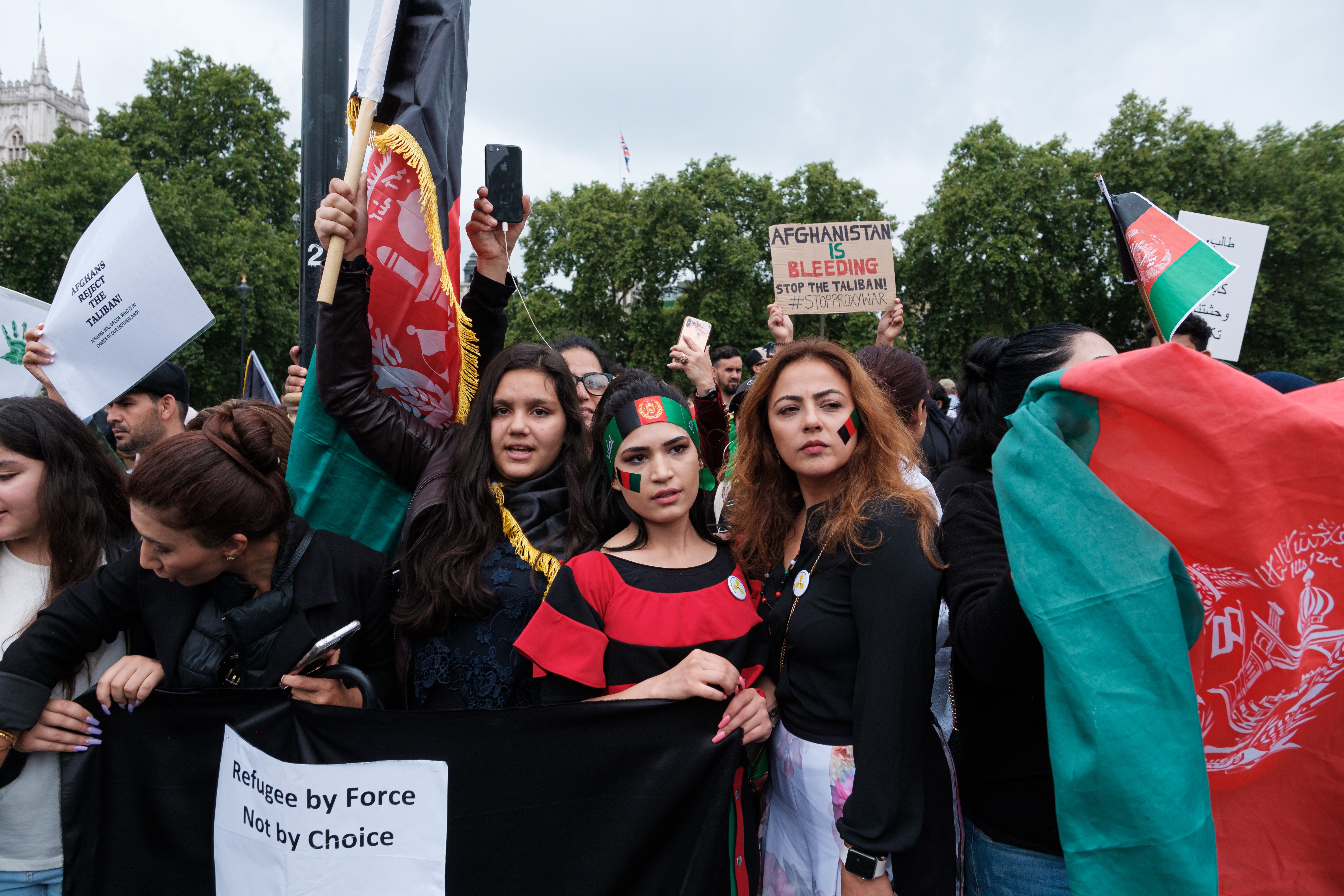 Afghanske kvinner demonstrerer mot Taliban-regimet i London. Denne uken arrangerer PRIO et møte om kvinners rettigheter i landet. Foto: Unsplash/ Ehimetalor Akhere Unuabona