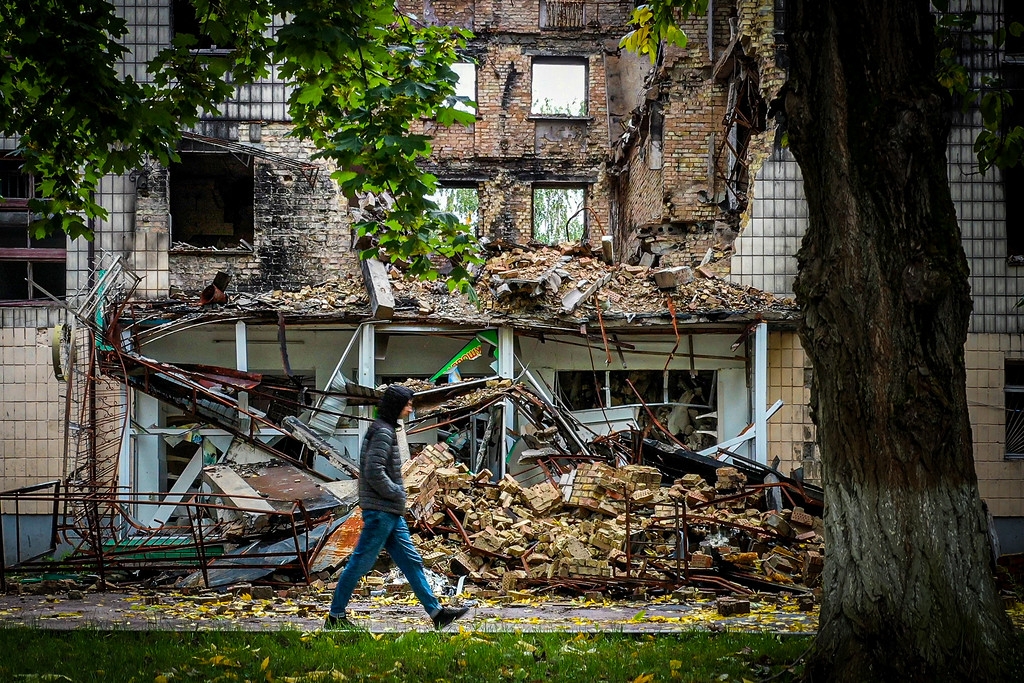 Ett år med krig har skapt massive økonomiske og jobbtap i Ukraina. Millioner trues av fattigdom. Foto: OCHA/Matteo Minasi.