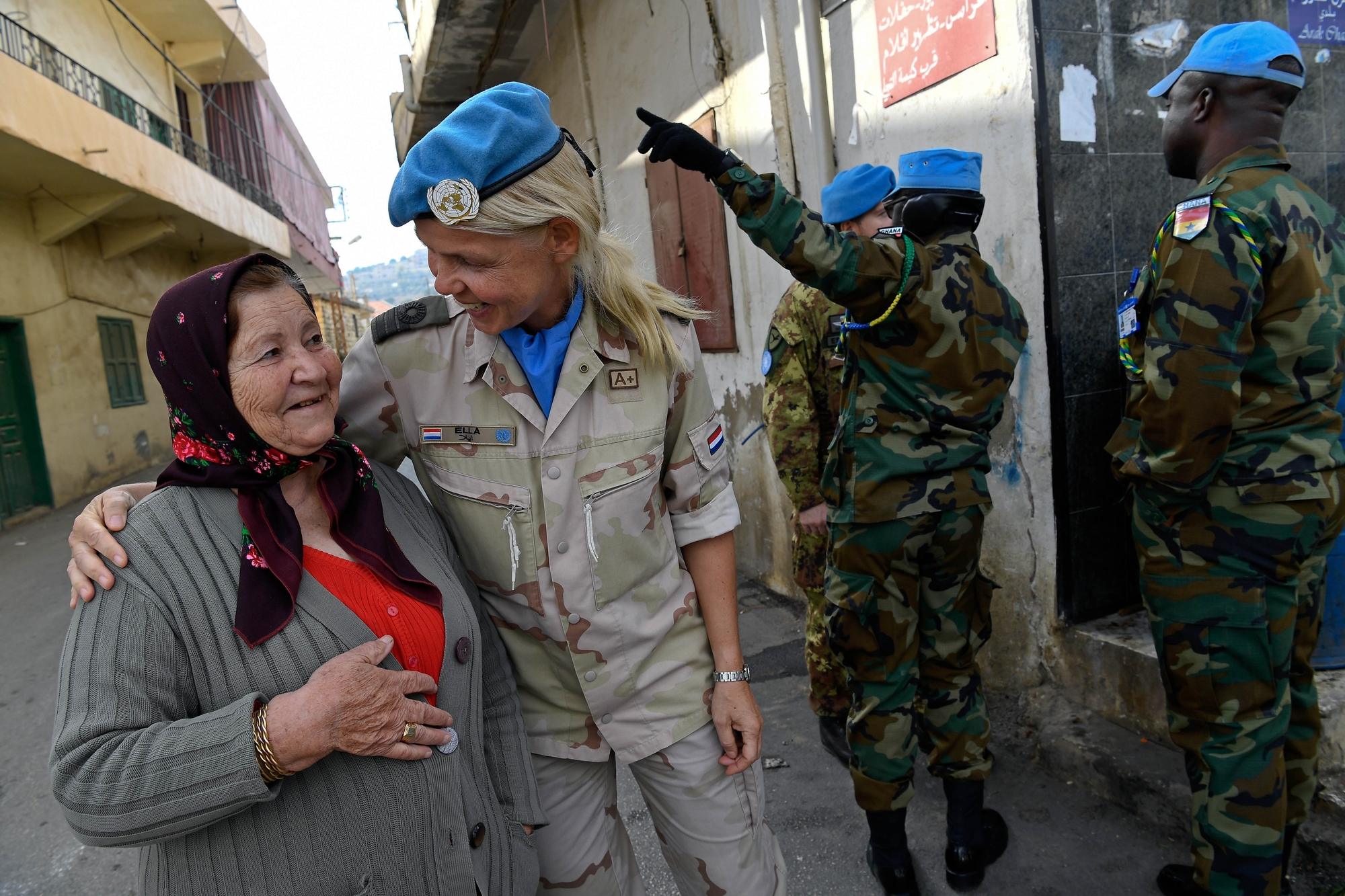 FNs fredsbevarende styrke i Libanon gjennomførte patruljer i gatene med et team bestående av kun kvinner fra seks ulike land. Her ser vi oberst Ella Van Heuvel som snakker med en lokal kvinne. Foto: UN Photo/ Pasqual Gorriz.