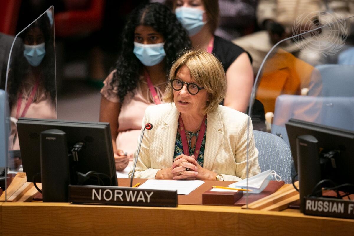 Mona Juul er Norges FN-ambassadør og representant i Sikkerhetsrådet. Her deltar hun på et møte om Afghanistan. Foto: UN Photo/ Ariana Lindquist.