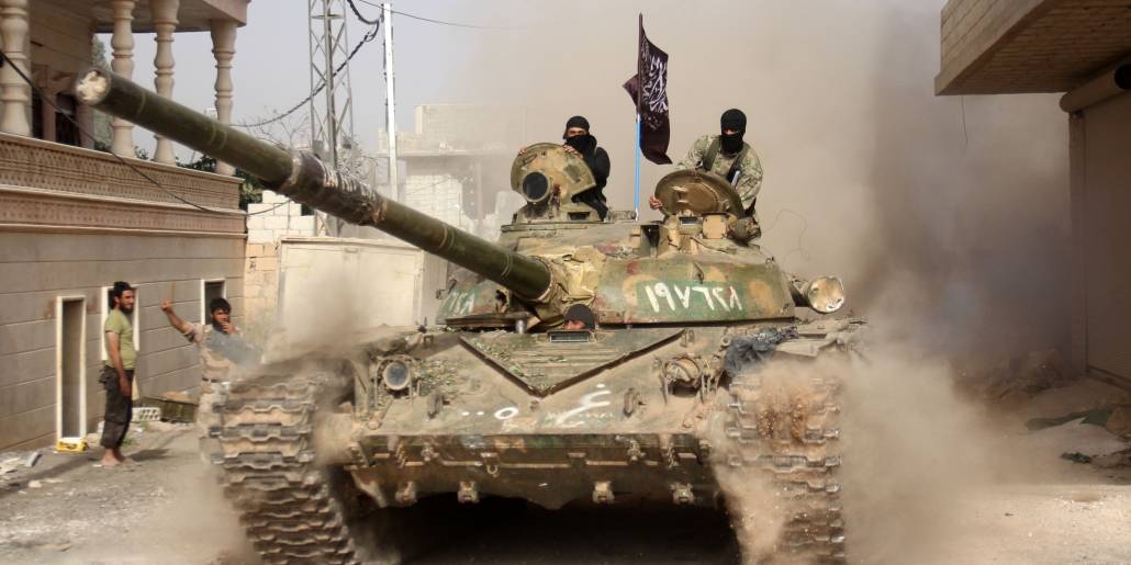 Al-Nusra-soldater inntar den syriske byen Idlib.
