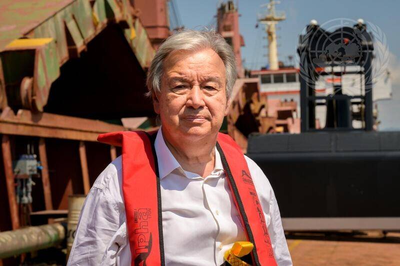 FNs generalsekretær, António Guterres i Istanbul og inspiserer avgangen til to skip involvert i Black Sea Grain Initiative