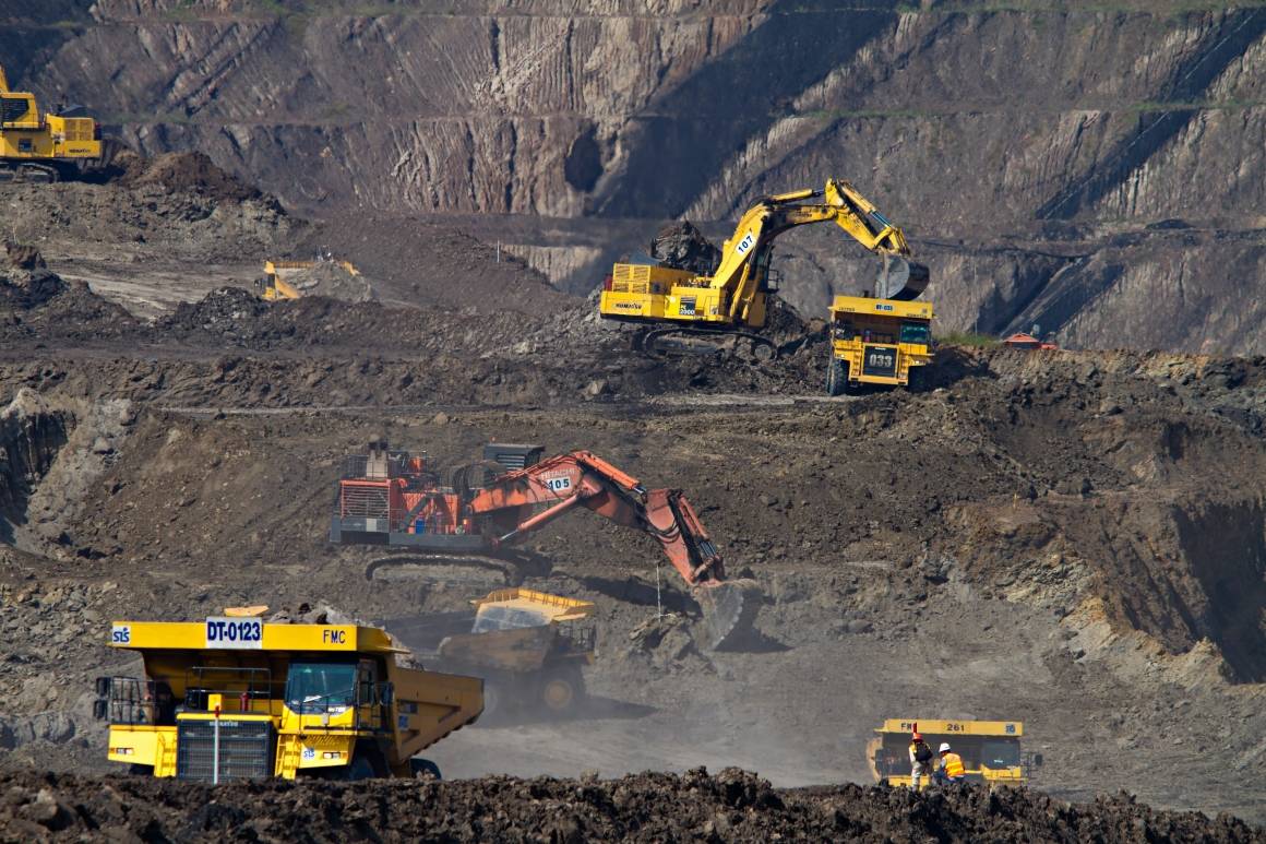 Bildet viser store maskiner i et gruvearbeidsområde. Foto: Dominik Vanyi/Unsplash