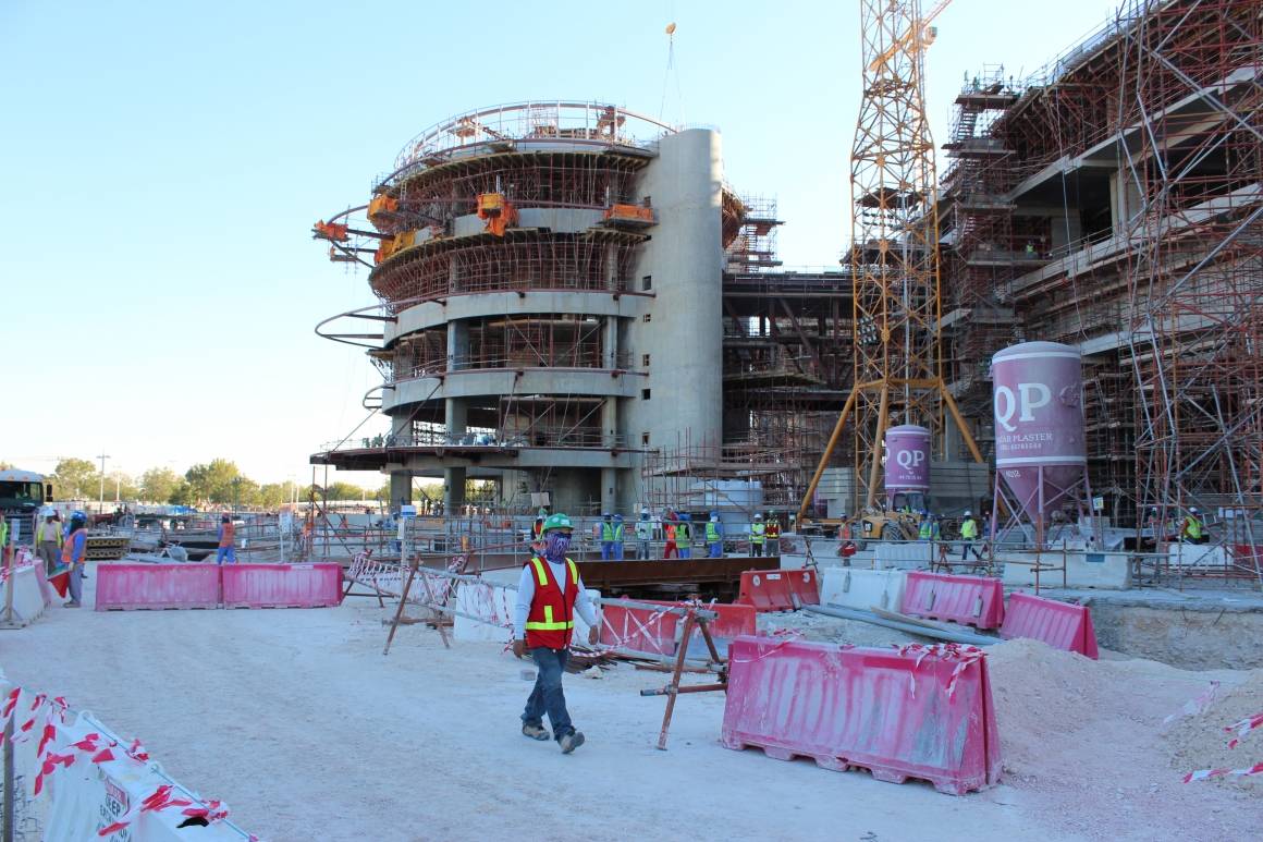 Khalifa stadion i Doha skal rustes opp før fotball-VM i 2022. Myndighetene i landet har fått kritikk for manglende sikkerhet på byggeplassene. Foto: Magnus Aabech / NTB