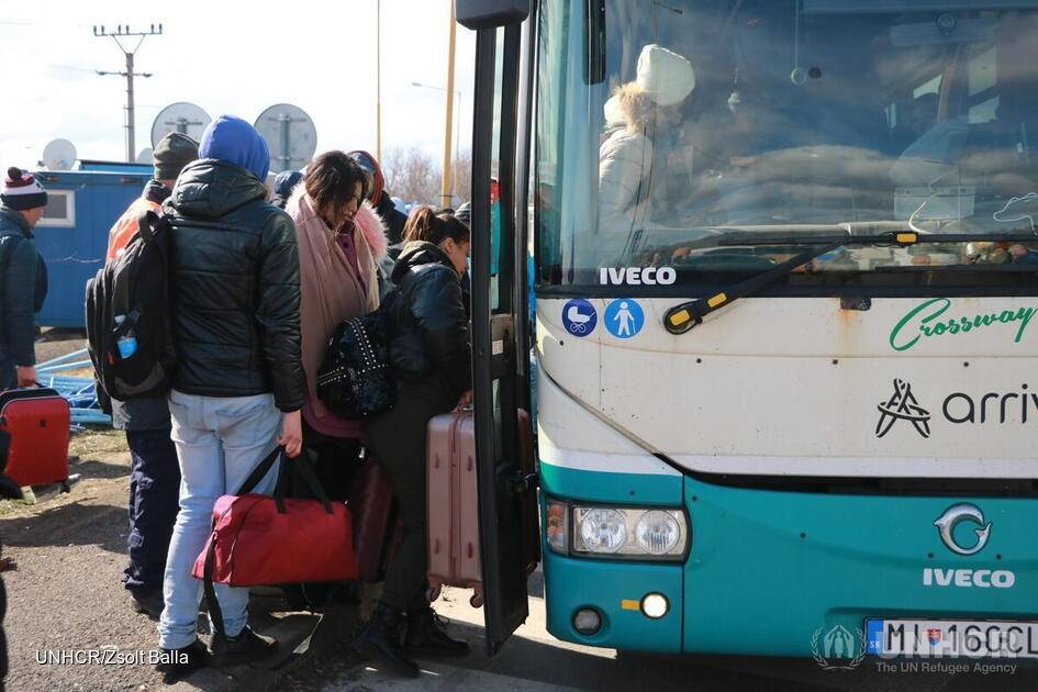 Ukrainske flyktninger på grensen mellom Slovakia og Ukraina. Foto: UNHCR/Zsolt Balla