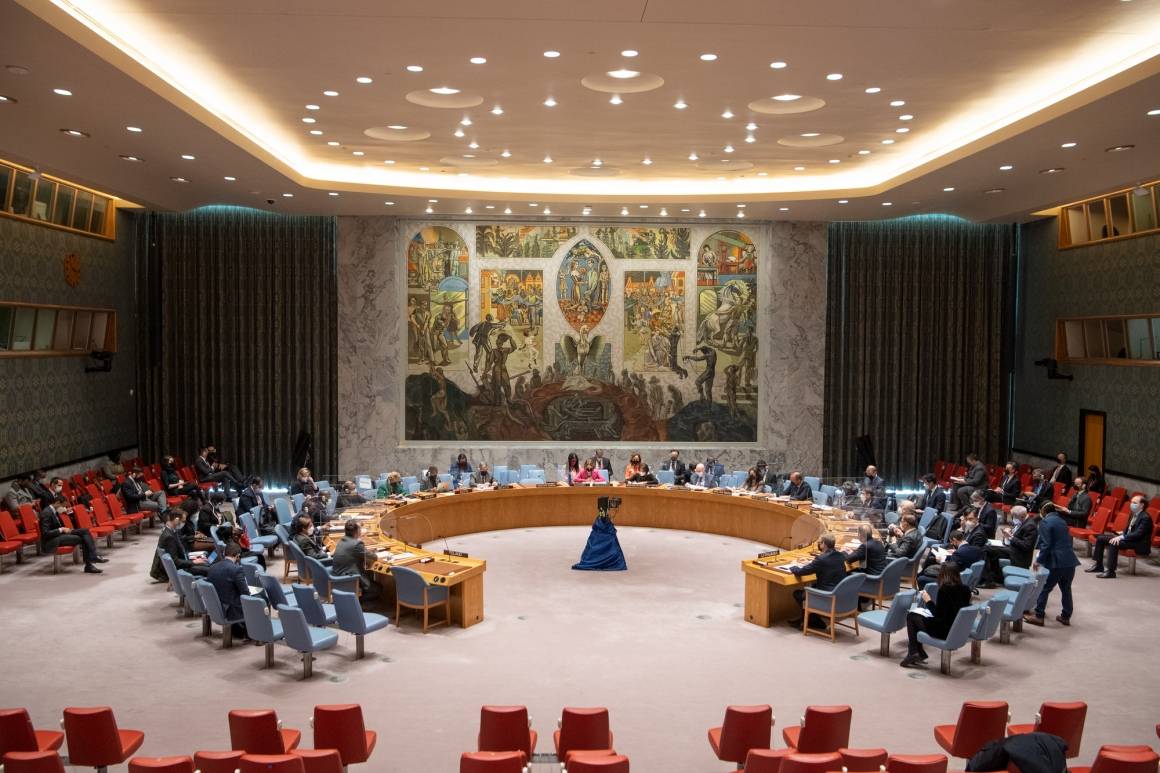 Folk som sitter rundt møtebordet i FNs sikkerhetsrådssal