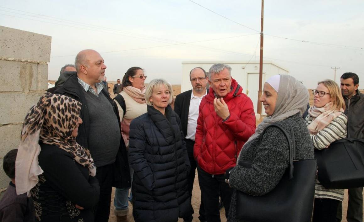 Norges arbeidsråd Vidnes (i midten) i samtale med flyktninger i Mafraq-regionen i Jordan. Foto: ILO/Khalil Al Jermi