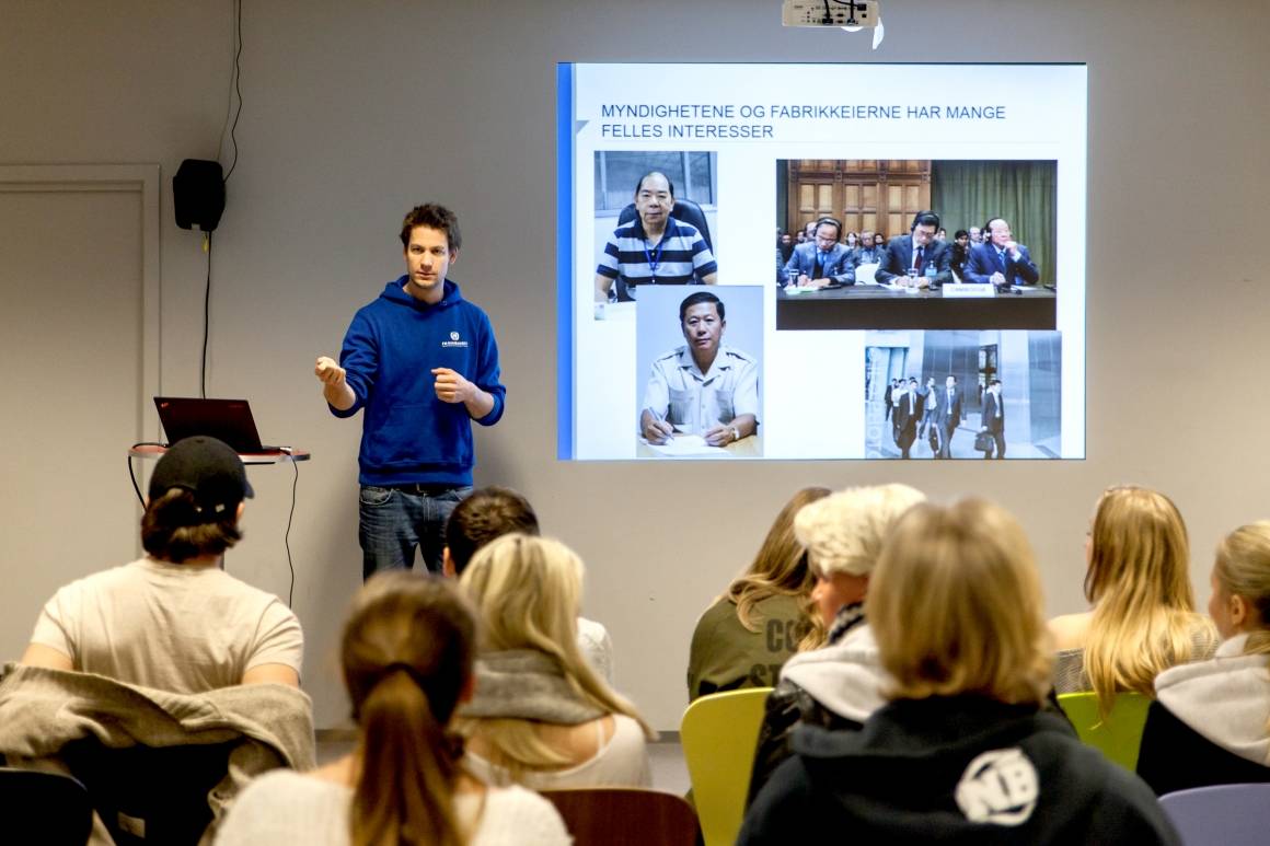 FN-sambandets rådgiver Jonas Iversen foreleser foran elever fra Kongshavn VGS, Edvard Munch VGS og Kalnes VGS.