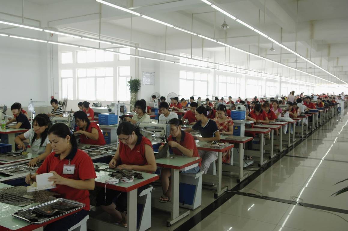 Illustrasjonsbilde: Produksjon av sko ved fabrikk i Chengdu. Kina. Foto: ILO ved Crozet M.