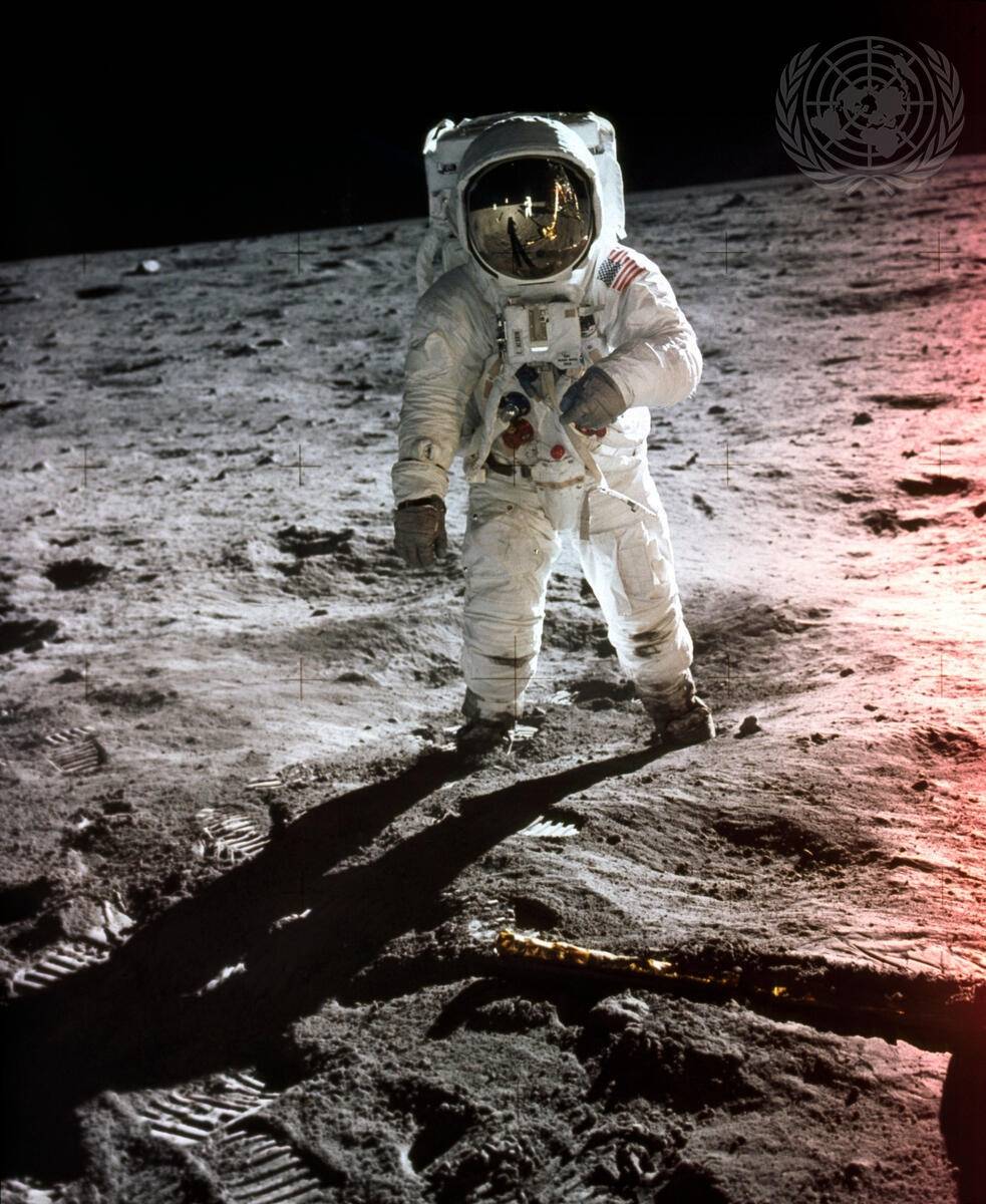 Bilde av astronaut på månen.