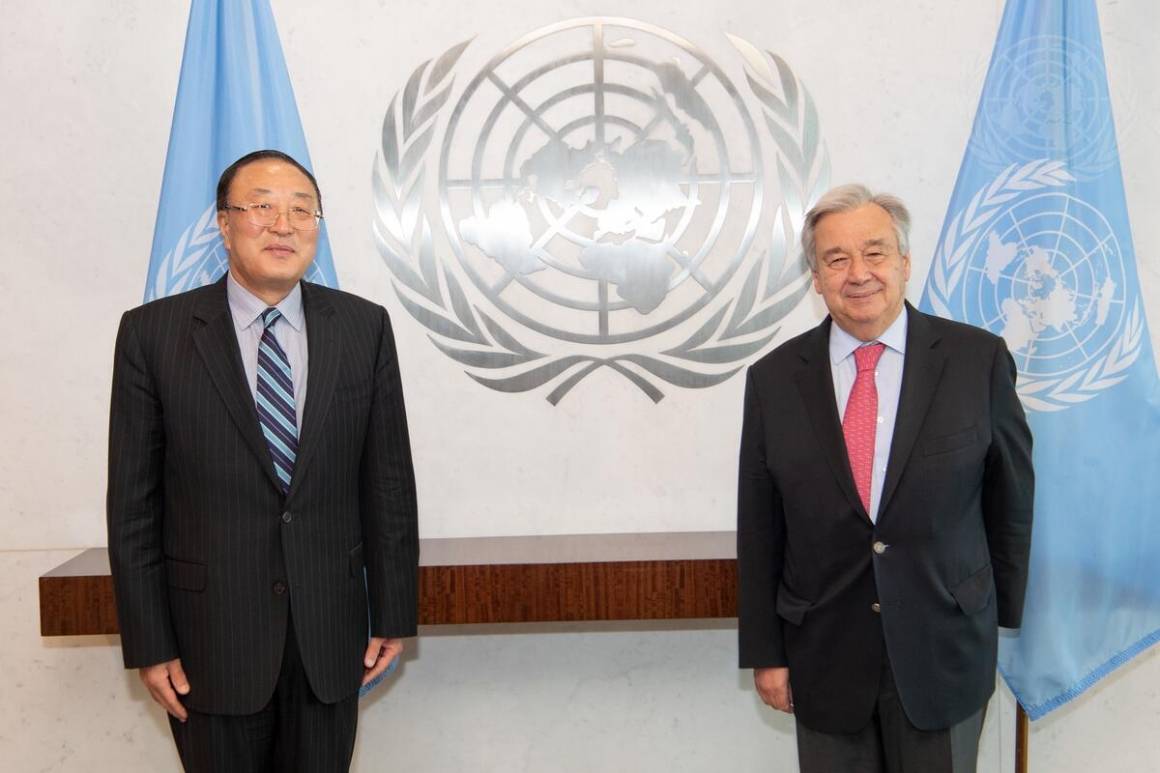 Kinas FN-ambassadør møtte generalsekretær António Guterres i mai. Landet har presidentskapet i Sikkerhetsrådet denne måneden. Foto: UN Photo/Eskinder Debebe