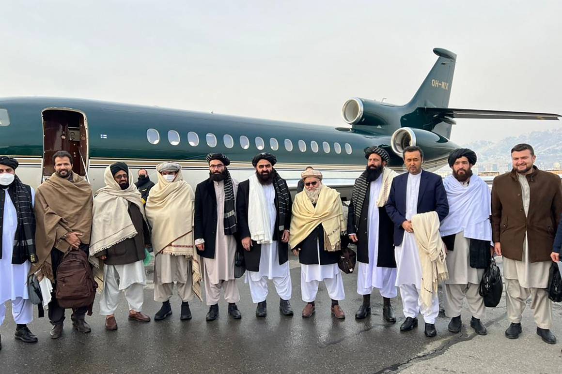 Talibans delegasjon fotografert på flyplassen i Afghanistan før reisen til Oslo. Foto: AFP PHOTO / Afghan Taliban