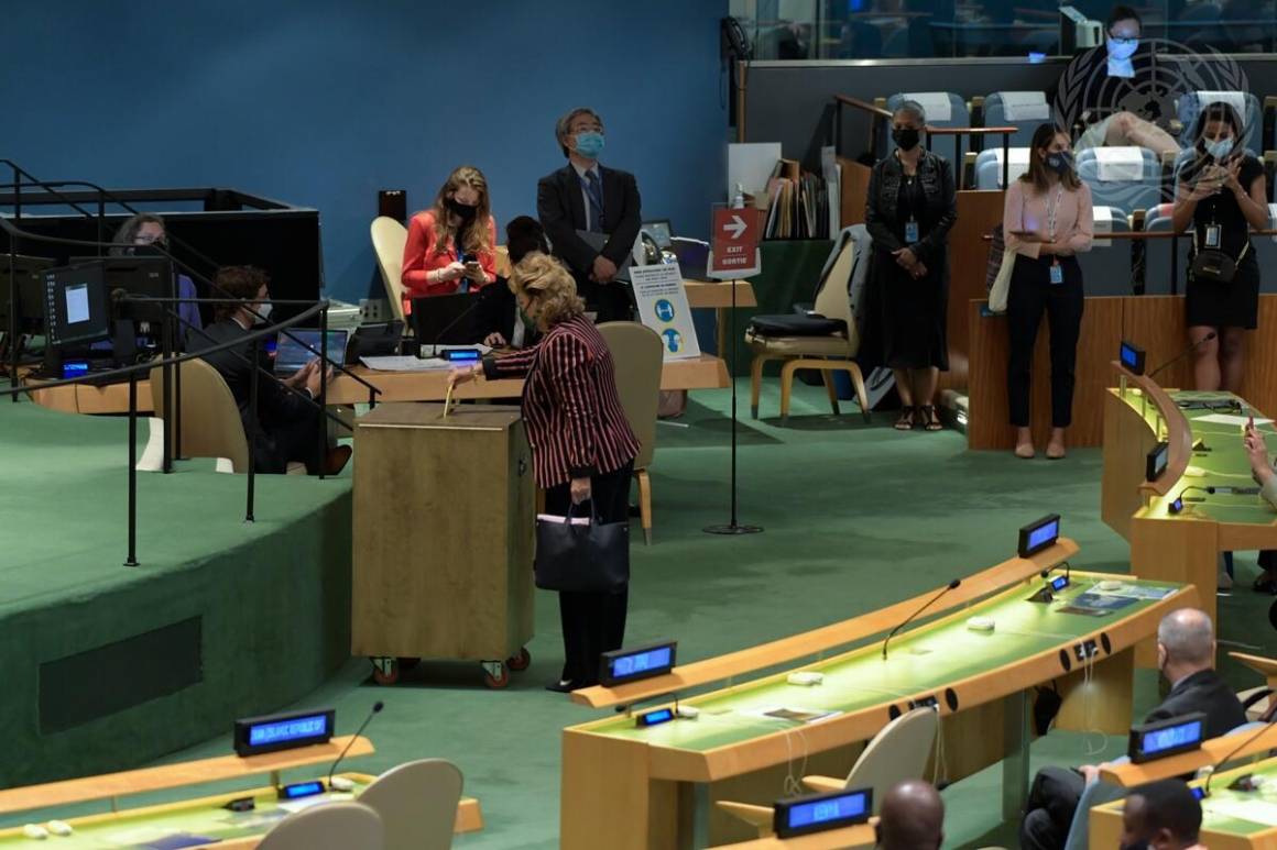 I dag stemte FNs medlemsland inn fem nye medlemmer i Sikkerhetsrådet. Albania, Brasil. Gabon, Ghana og De forente arabiske emirater trer inn i Sikkerhetsrådet i januar 2022. Foto: UN photo/Evan Schneider
