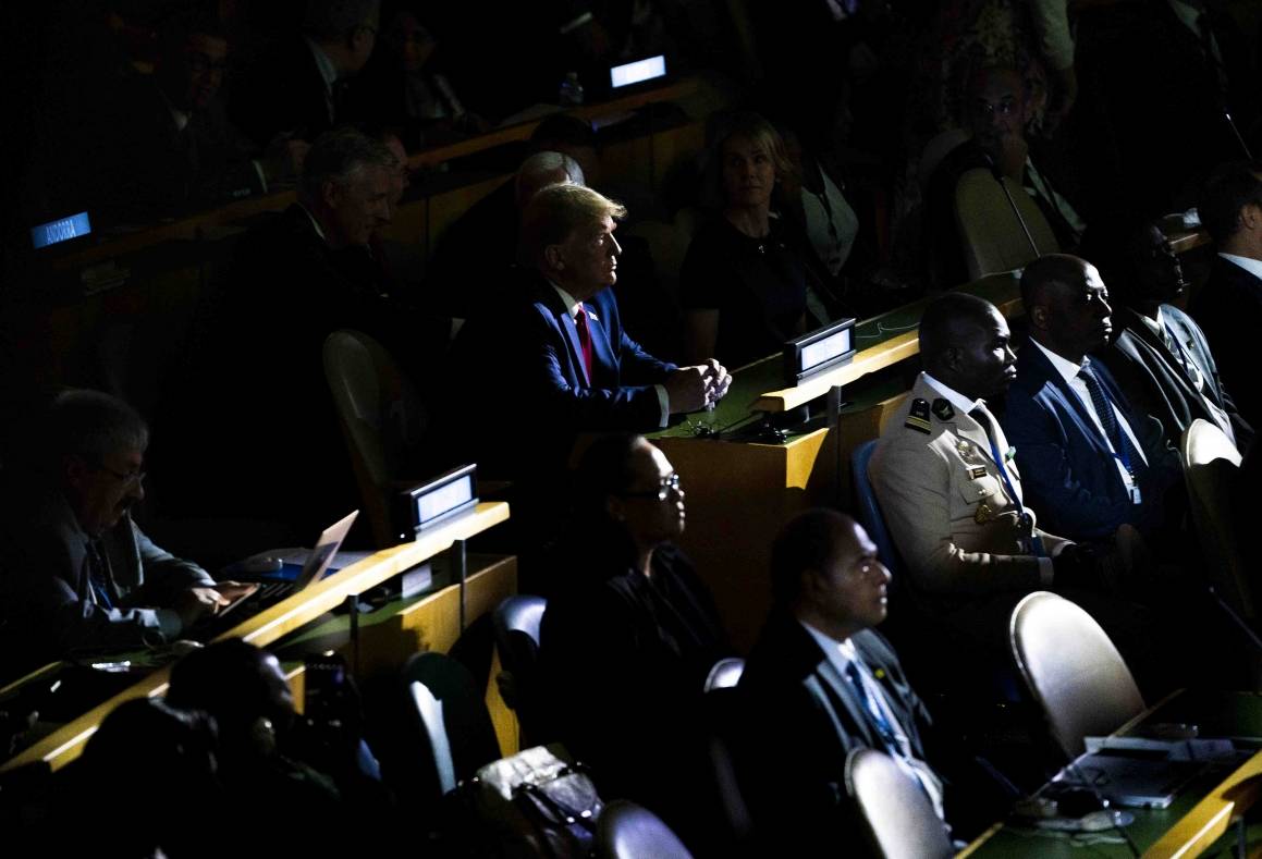 Trump sitter ved siden av andre statsledere på FNs klimatoppmøte i New York 23.september 2019. Foto: Doug Mills/The New York Times