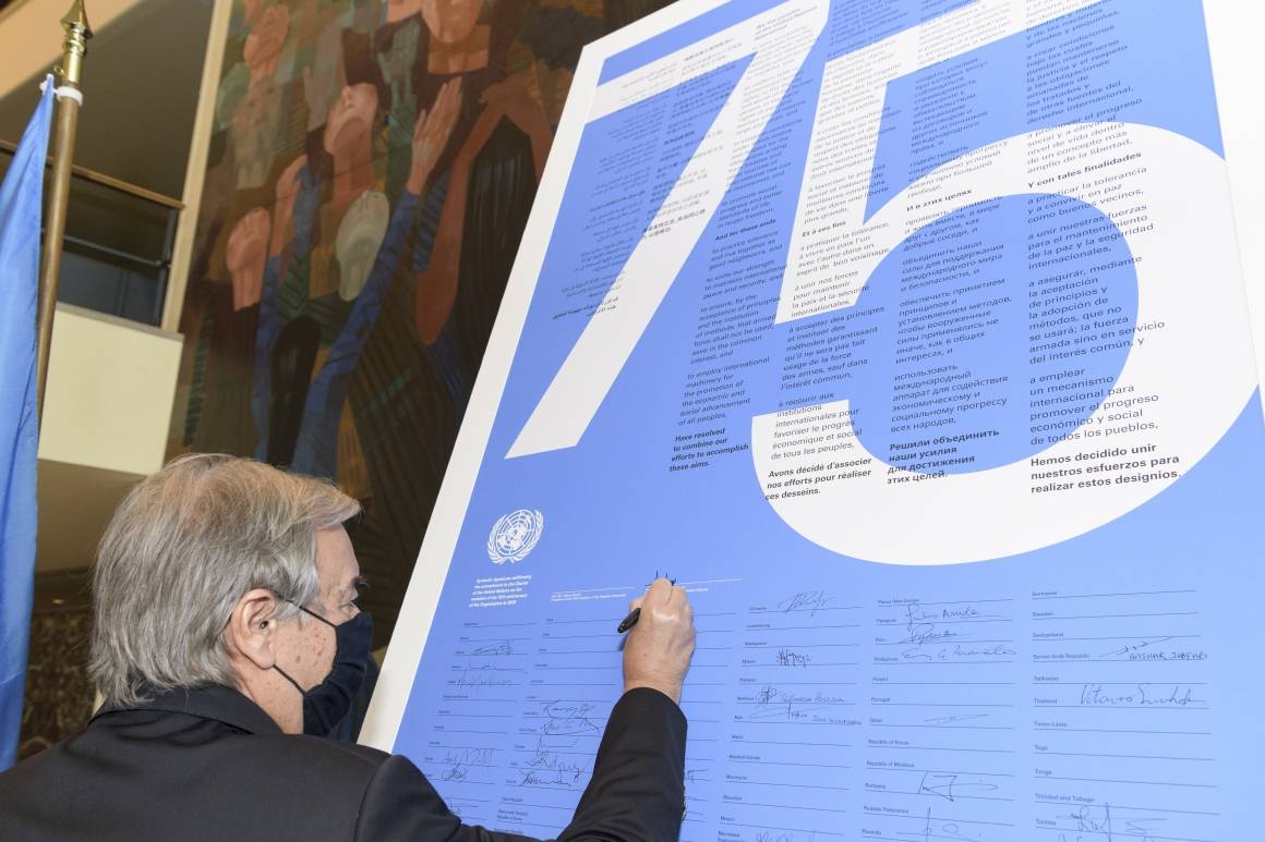 Generalsekretær António Guterres signerer innledningen til FN-pakten i anledning FNs 75 årsdag. Foto: UN Photo/Manuel Elías