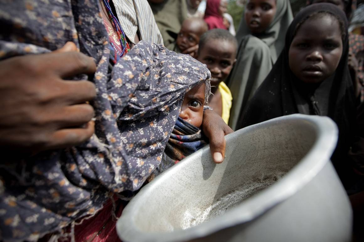 En kvinne står i kø for å motta mat. I mars skal Sikkerhetsrådet diskutere matsikkerhet i konfliktsituasjoner.  Foto: UN Photo/Stuart Price