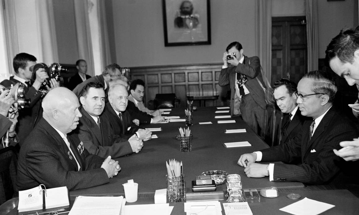 FNs generalsekretær U Thant (til høyre) møter Sovjetunionens leder Nikita S. Khrushchev (med ansiktet mot Thant) i Moskva for å underskrive prøvestansavtalen i august 1963. Fem år senere, i 1968, ble  ikkespredningsavtalen underskrevet. Foto: UN Photo