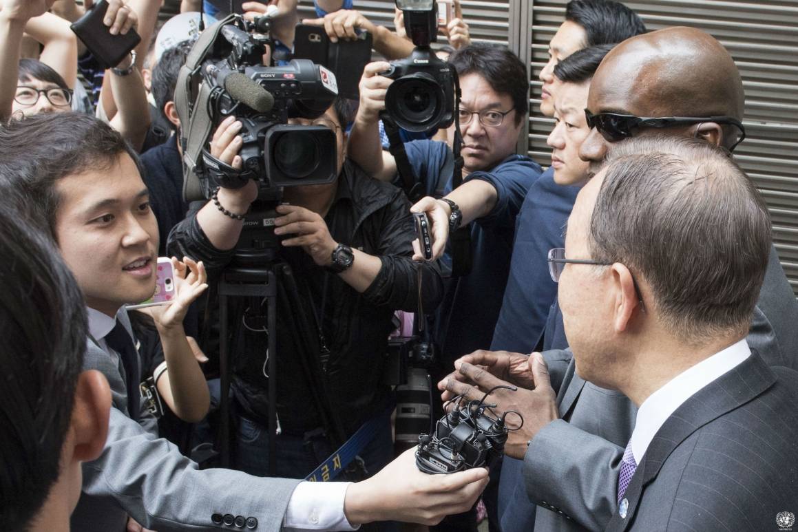 Ban Ki-moon foran journalistenes kameraer og mikrofoner
