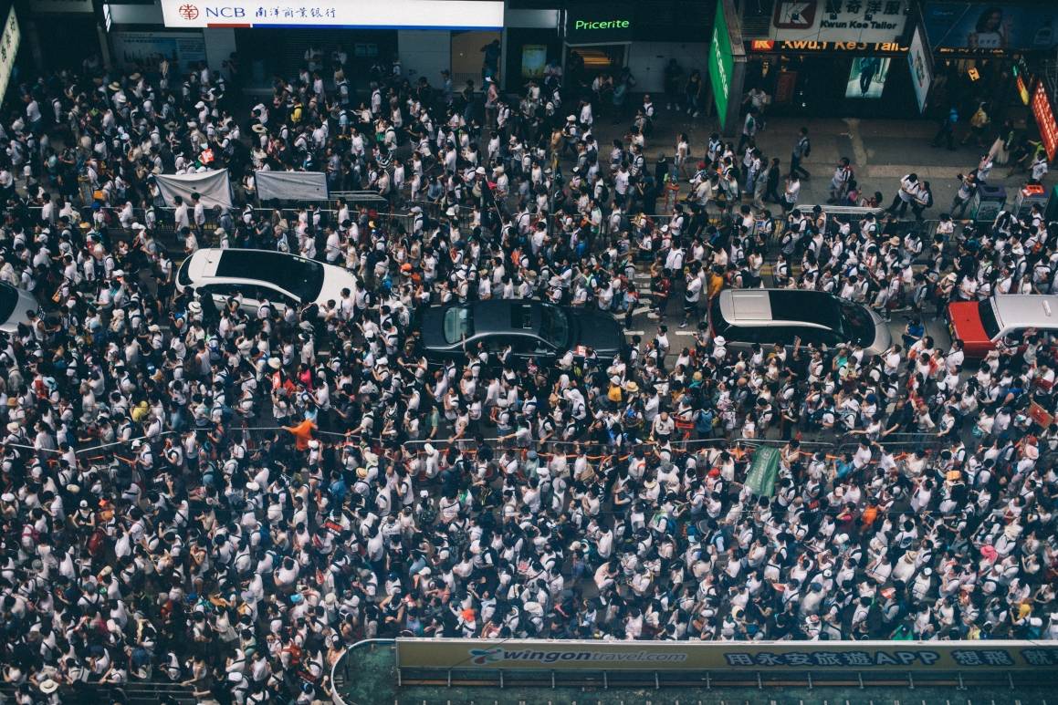 Trangt om plassen i Hong-Kongs gater. Bildet er tatt under en demonstrasjon i 2019. Foto: Unsplash/Joseph Chan
