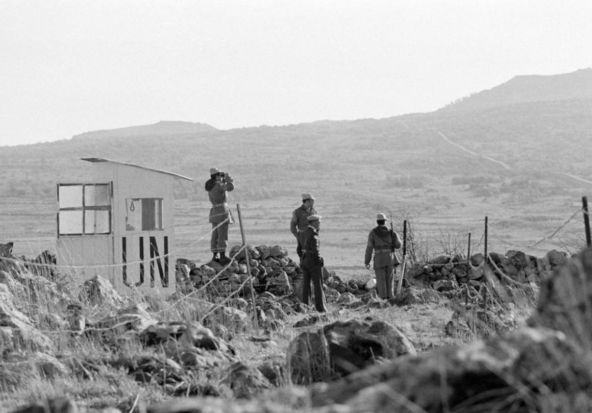 Iranske FN-soldater holder vakt over Golanhøydene i 1975. Områdene i bakgrunnen er okkupert av Israel. (Foto: UN Photo/Yutaka Nagata