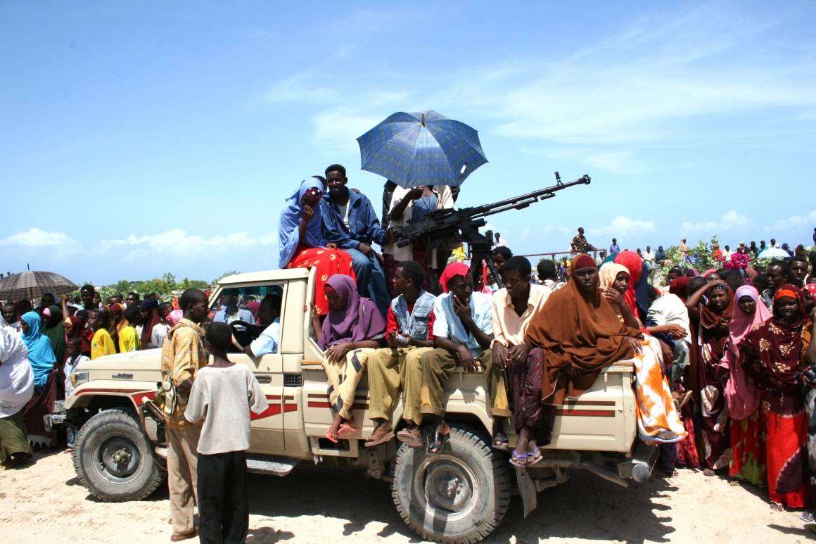 UIC militsen sammen med lokalbefolkningen i Mogadishu, Somalia. Photo: Abdikmalik Yusuf/IRIN