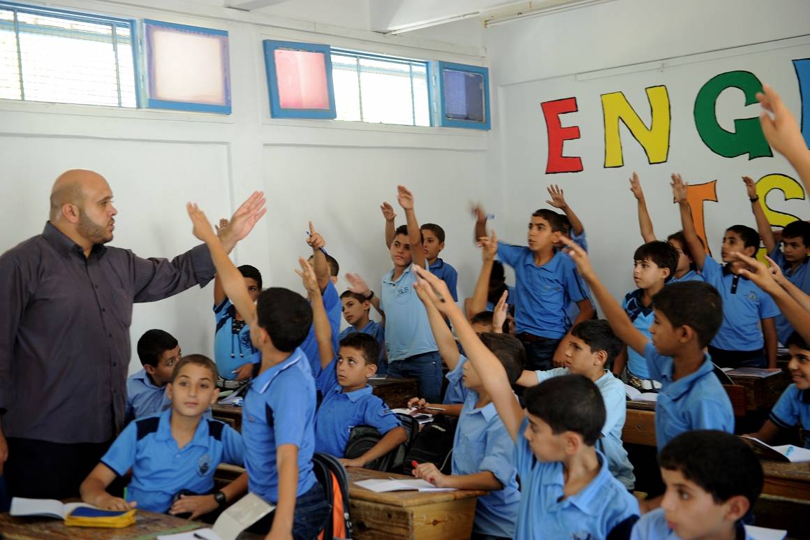 En klasse på en gutteskole drevet at UNRWA får engelskundervisning. Foto: UN Photo/Shareef Sarhan