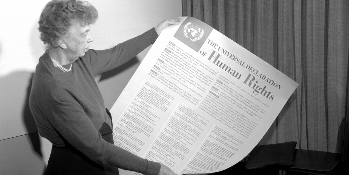 Eleanor Roosevelt holder opp en stor kopi av Verdenserklæringen for menneskerettigheter. Foto: UN Photo.
