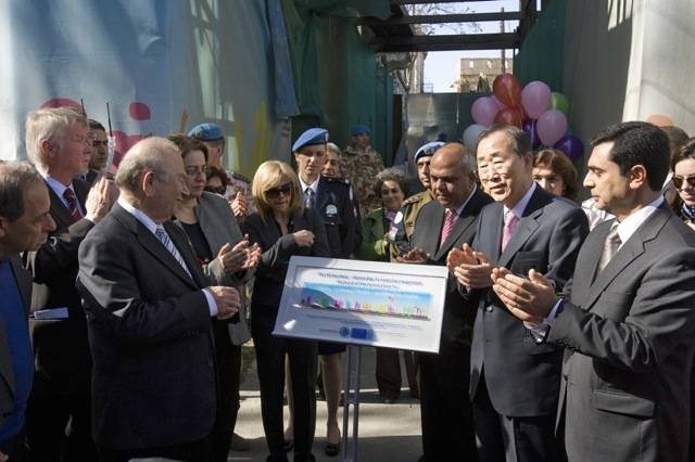 Februar 2010. FNs generalsekretær Ban Ki-moon besøker Ledra-Lokmaci-gaten i Nicosia. Foto: FN, Eskinder Debebe