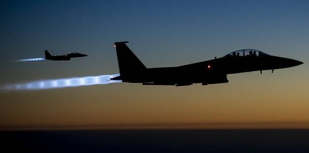Disse to amerikanske jagerflyene var blant de først til å bombe IS mål i Syria, 23. september 2014. Foto: US Department of Defense/Flickr