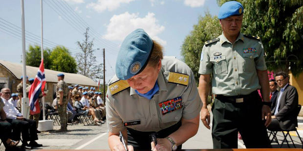 Den norske generalmajoren Kristin Lund ble den første kvinnelige sjefen for en fredsbevarende FN-styrke i historien. Her signerer hun overføringsdokumentet 11. august 2014 i hovedstaden Nikosia. Foto: UNFICYP