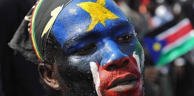 Selv om en felles nasjonal identitet er svak i Sør-Sudan, var det likevel stor støtte til statens uavhengighet. Her har en sørsudaner malt det sørsudanske flagget i ansiktet for å feire uavhengigheten i 2011 (Foto: UN Photo/Flickr)